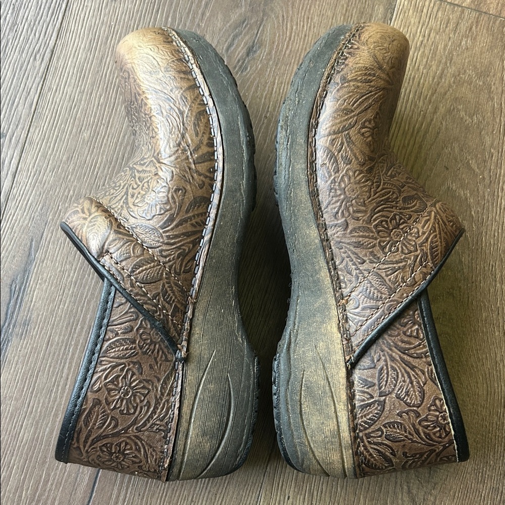 Dansko XP 2.0 Brown Leather Clogs ! Size 6.5